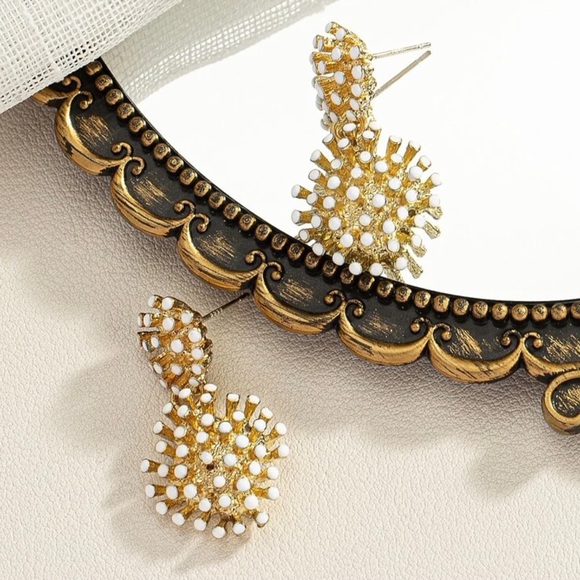 Coral Reef- Great Barrier Gold White Spikes Explosion Fireworks Starburst Dangle - Picture 4 of 8